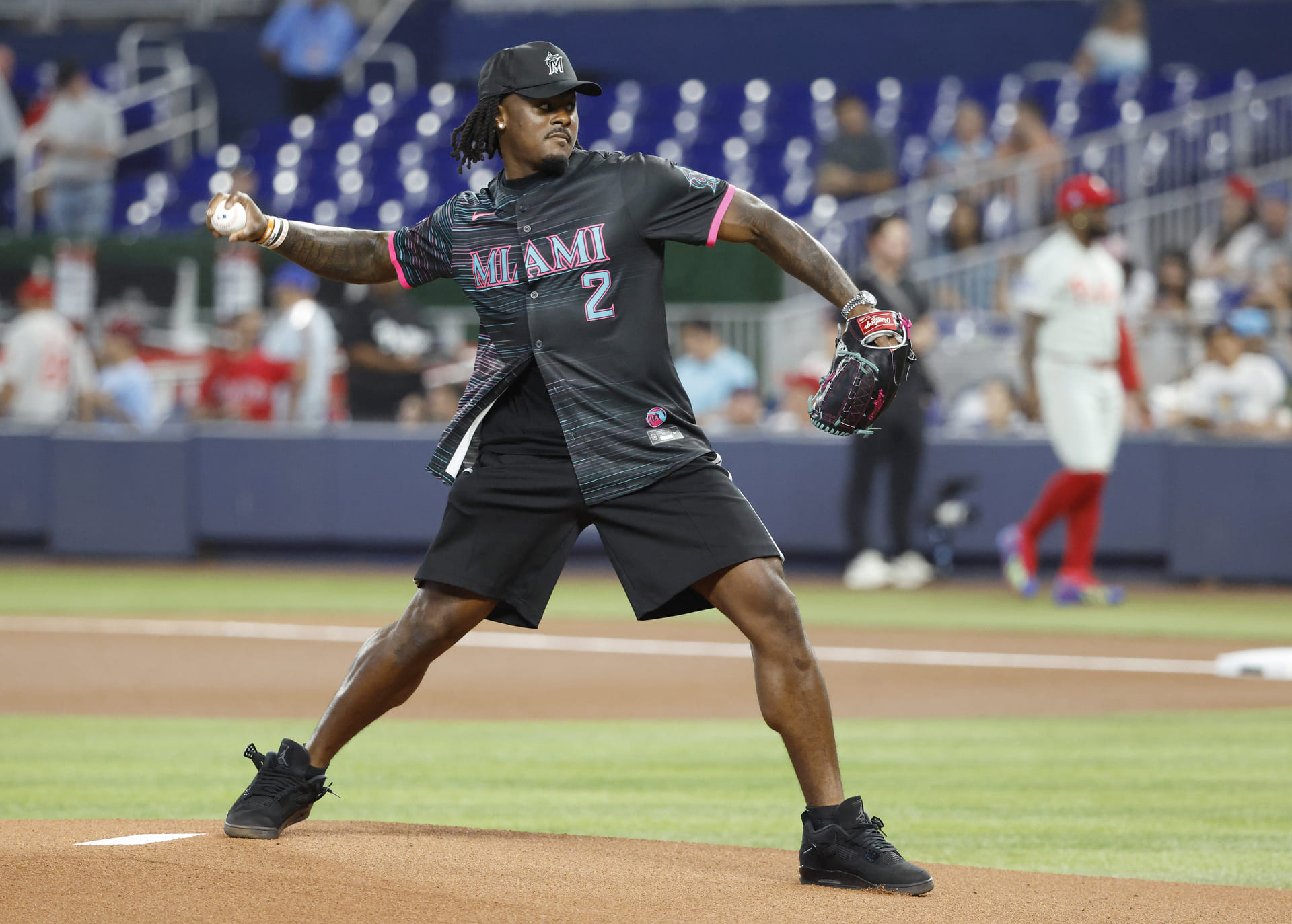 “Reminds me of Joe Burrow” “Imagine if Tua Tagovailoa did this”: NFL fans rip Malik Willis over "crazy" ceremonial pitch at Phillies vs. Marlins game