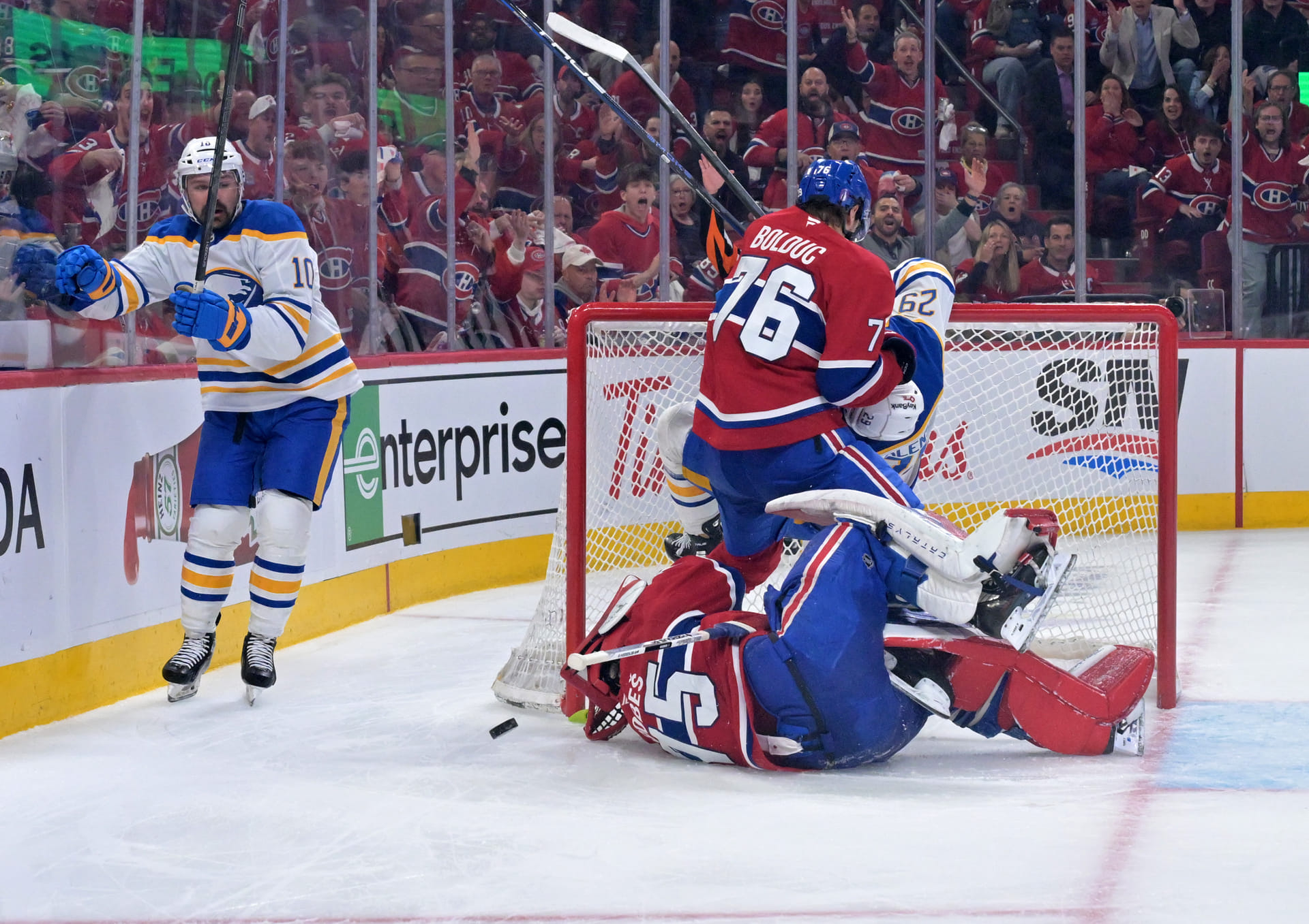 Kevin Bieksa, retired NHL D-man react to Beck Malenstyn's crash into Jakub Dobes - "That is a piledriver"