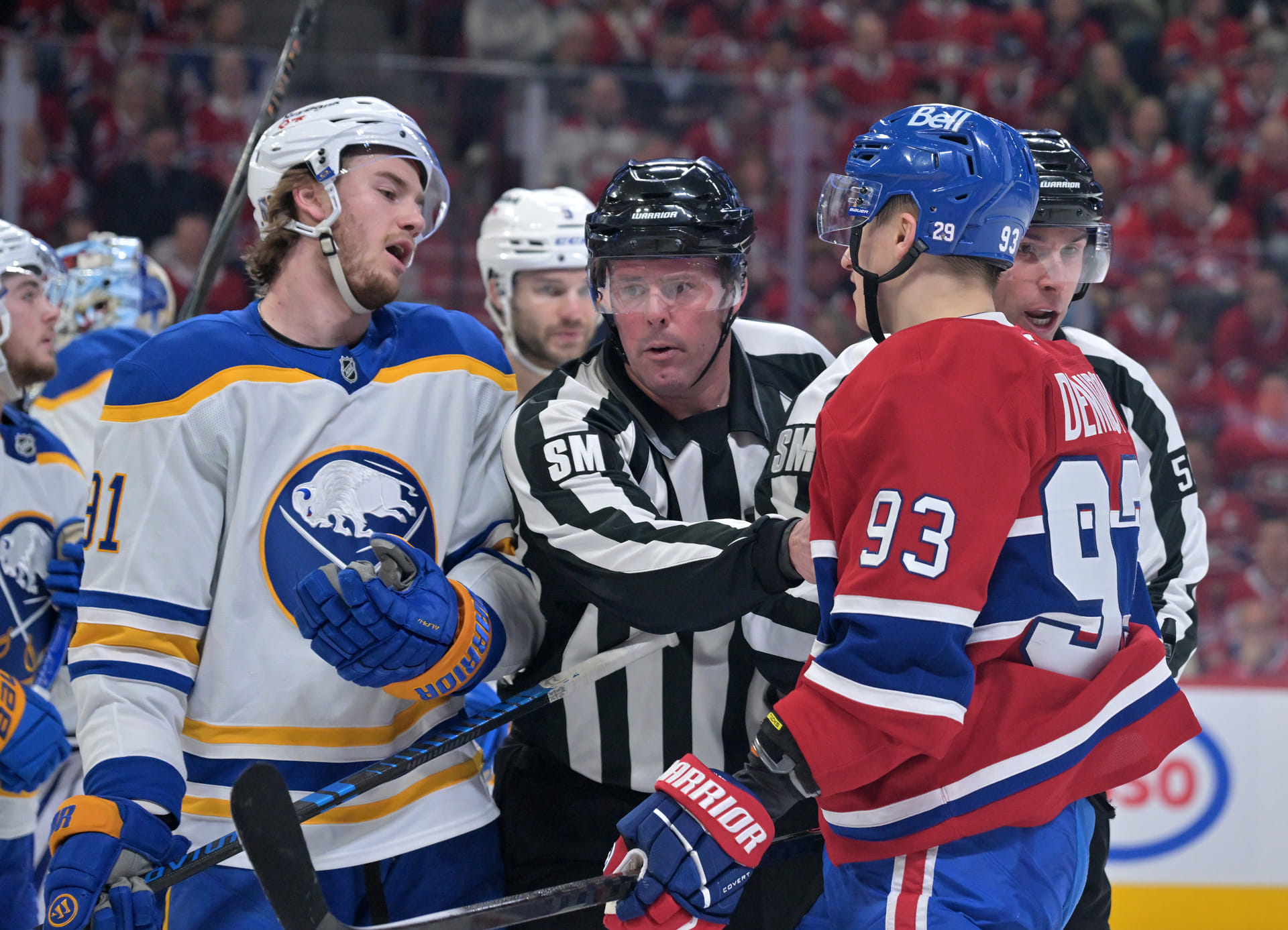 "You still lost with all that help": Sabres fans give Canadiens an earful after Buffalo wins Game 4 despite seemingly biased officiating