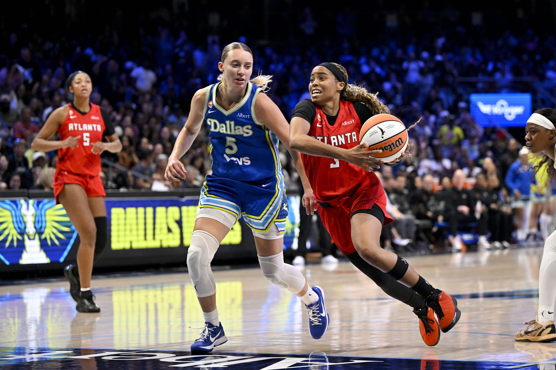 "So Much Better Than CC": WNBA Fans in Awe as Paige Bueckers Puts Jordin Canada on Skates And Knocks Down Jumper 