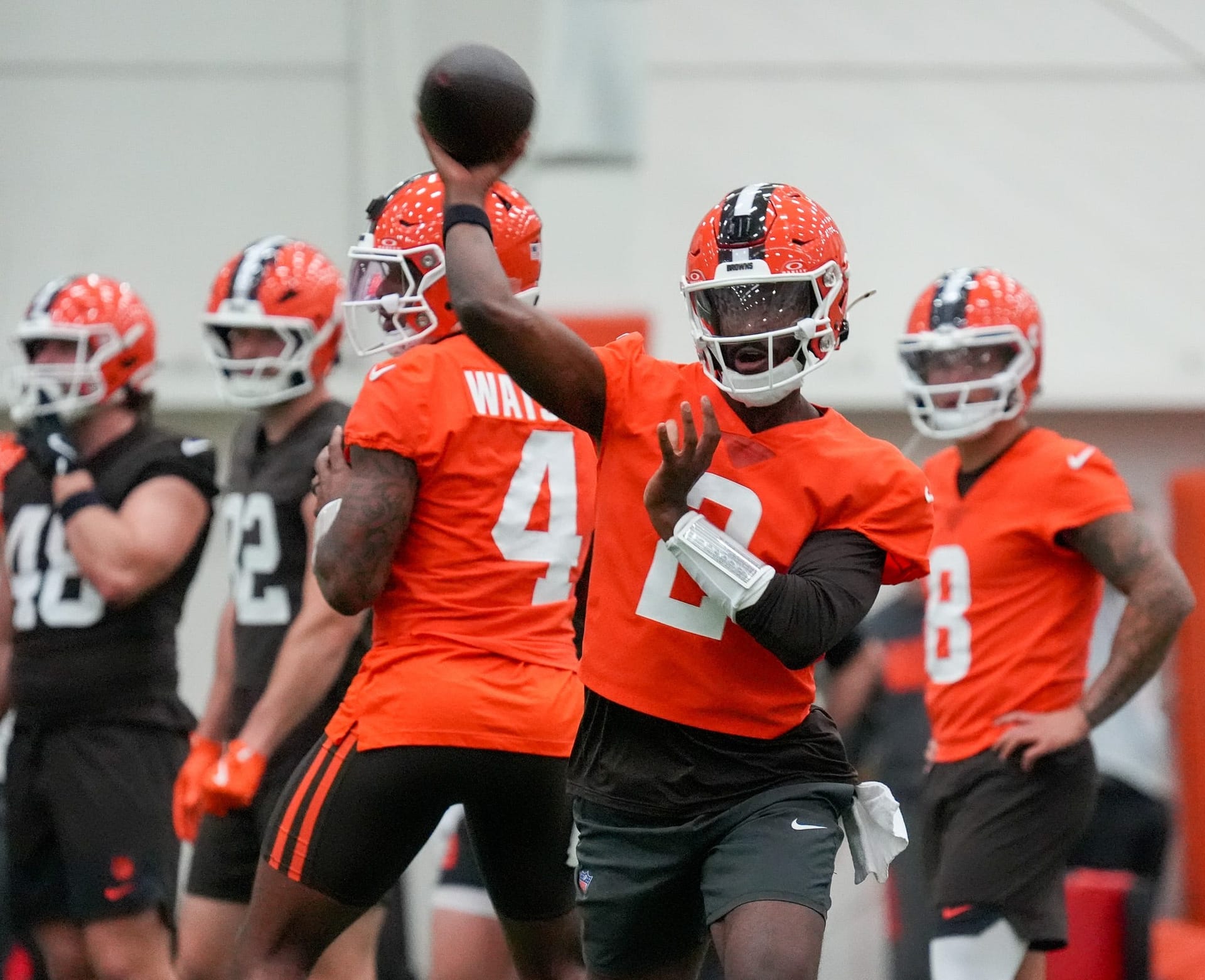 “Deshaun Watson in the background laughing”: NFL fans react as Shedeur Sanders throws “INT's in 7on7” during Browns OTAs