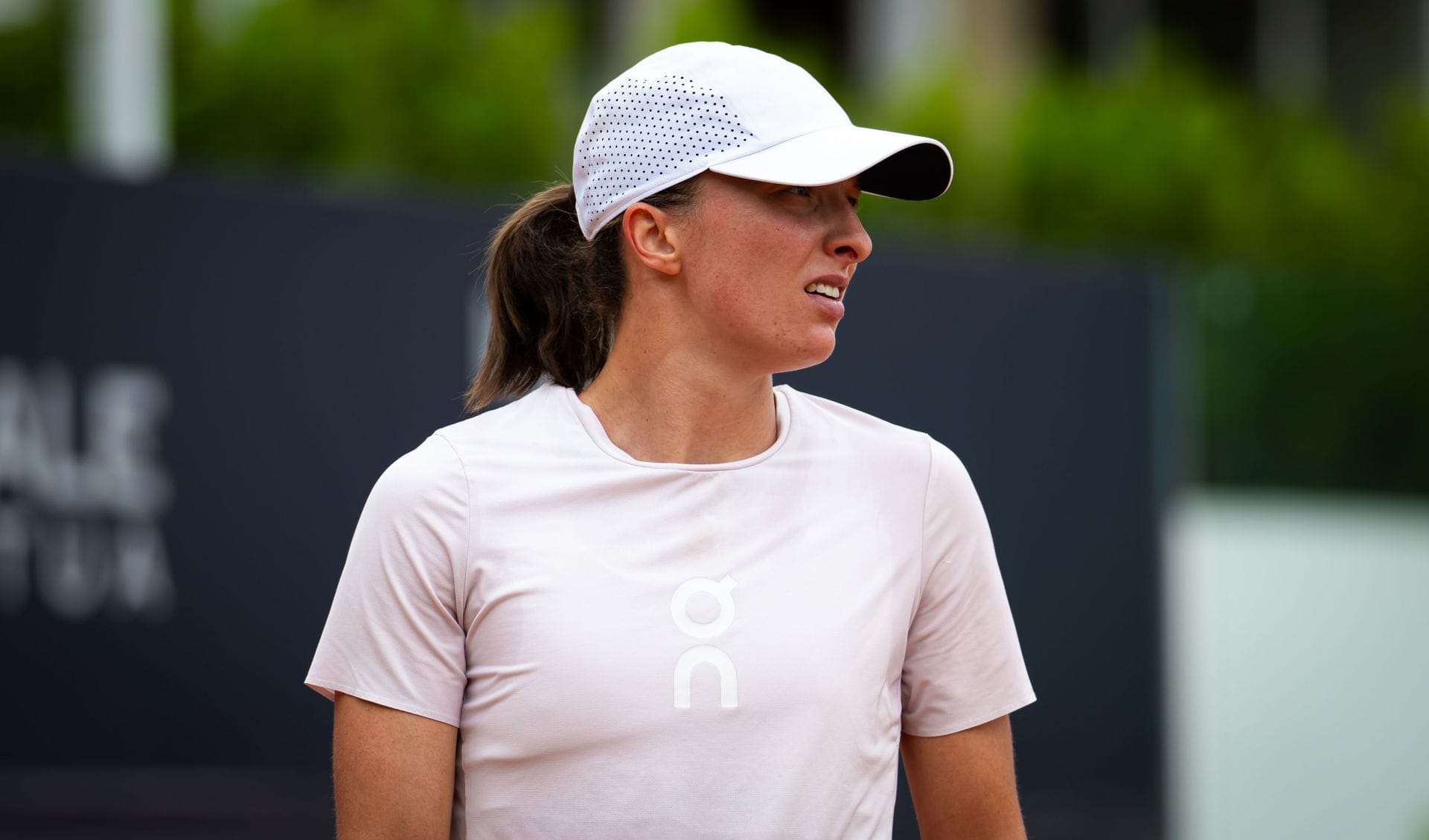 "Take this and burn it, what the f**k" - Iga Swiatek fans furious over Pole's French Open kit from Federer-backed On