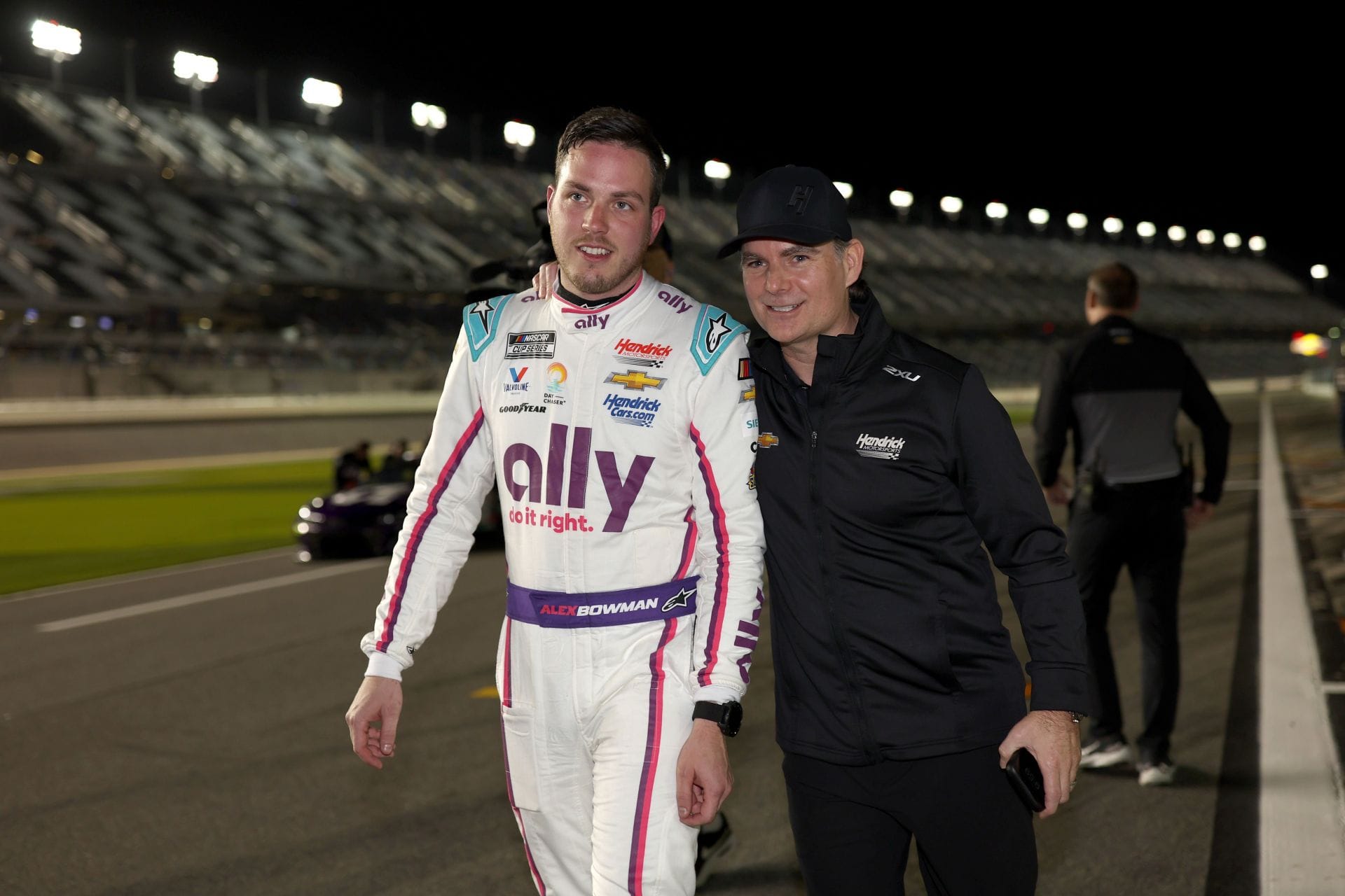 Alex Bowman’s strong comeback earns a big praise from NASCAR legend Jeff Gordon: “He thrives when he’s down”