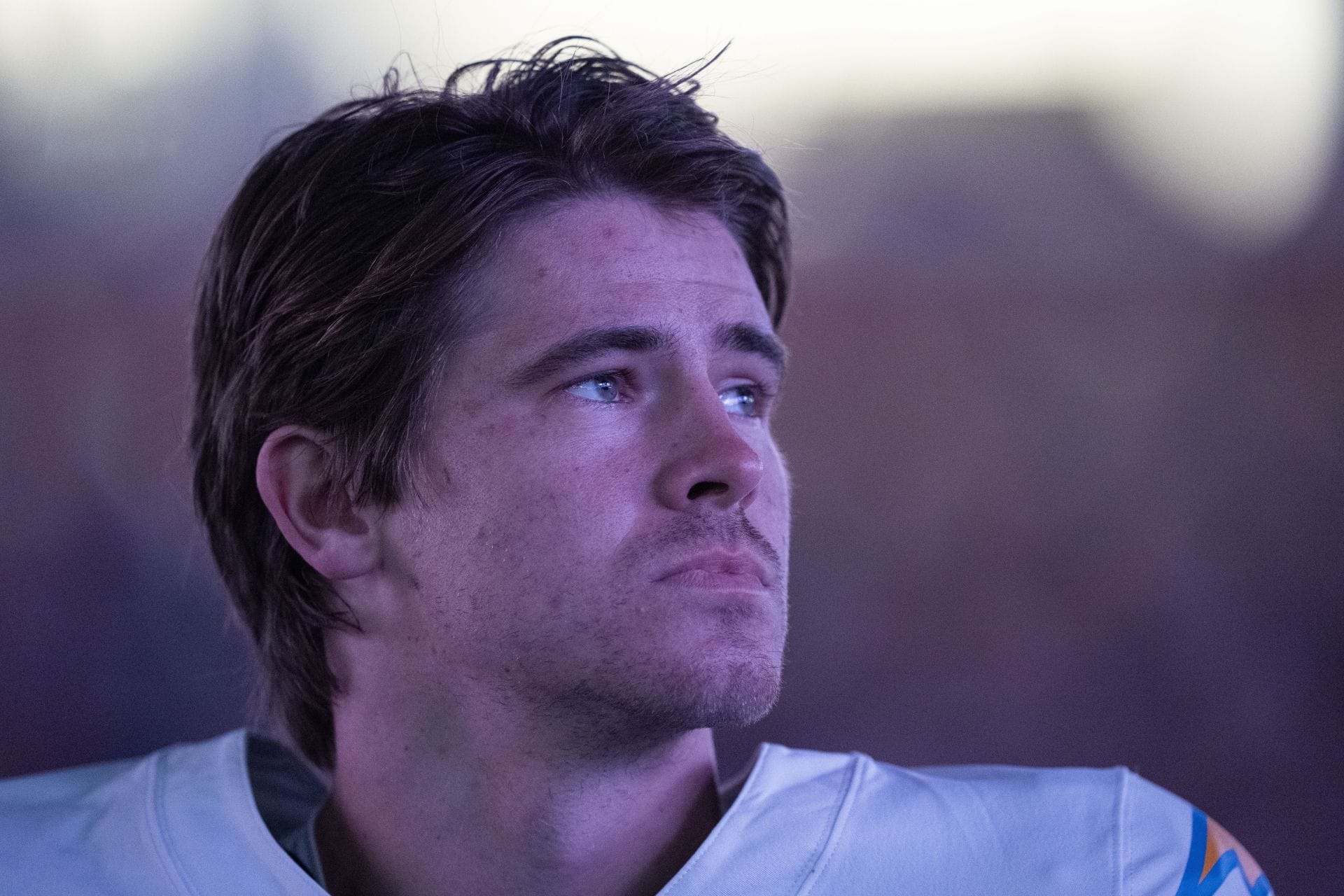 “Nothing will help this natural loser”: NFL fans react as Mike McDaniel reveals ambitious plan for Justin Herbert to own QB position with Chargers