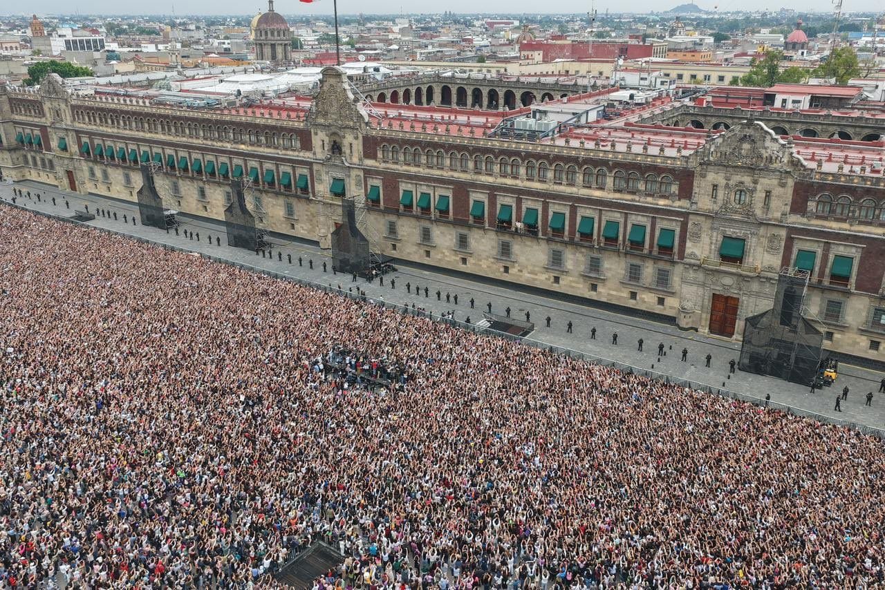 Crowd gathers outside Mexico City's National Palace for BTS (Image via X/@Claudiashein)