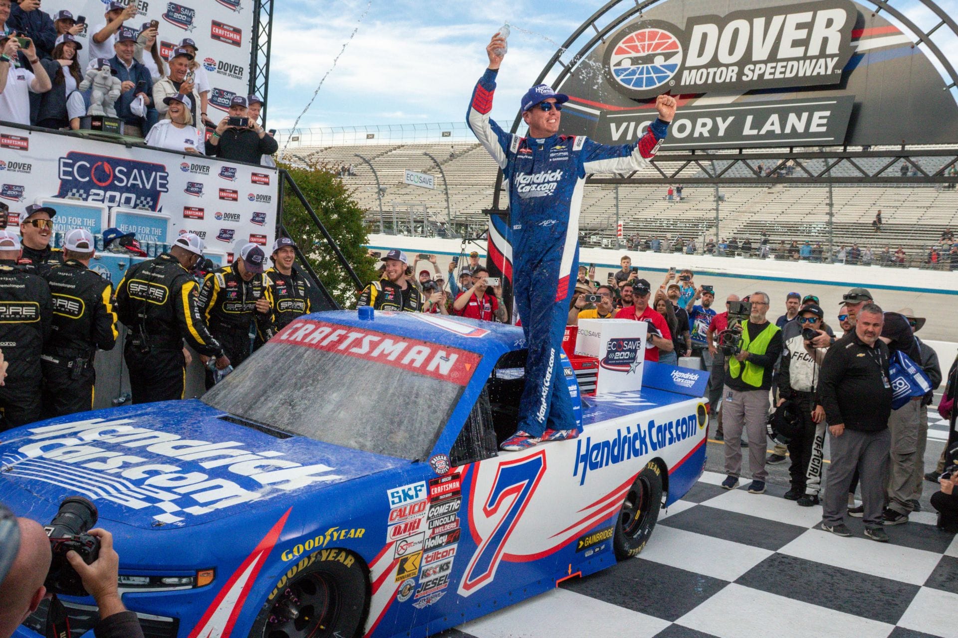 Kyle Busch crushes the NASCAR Truck Series field in a statement win at Dover: “Feels good to have another Kyle able to do it”