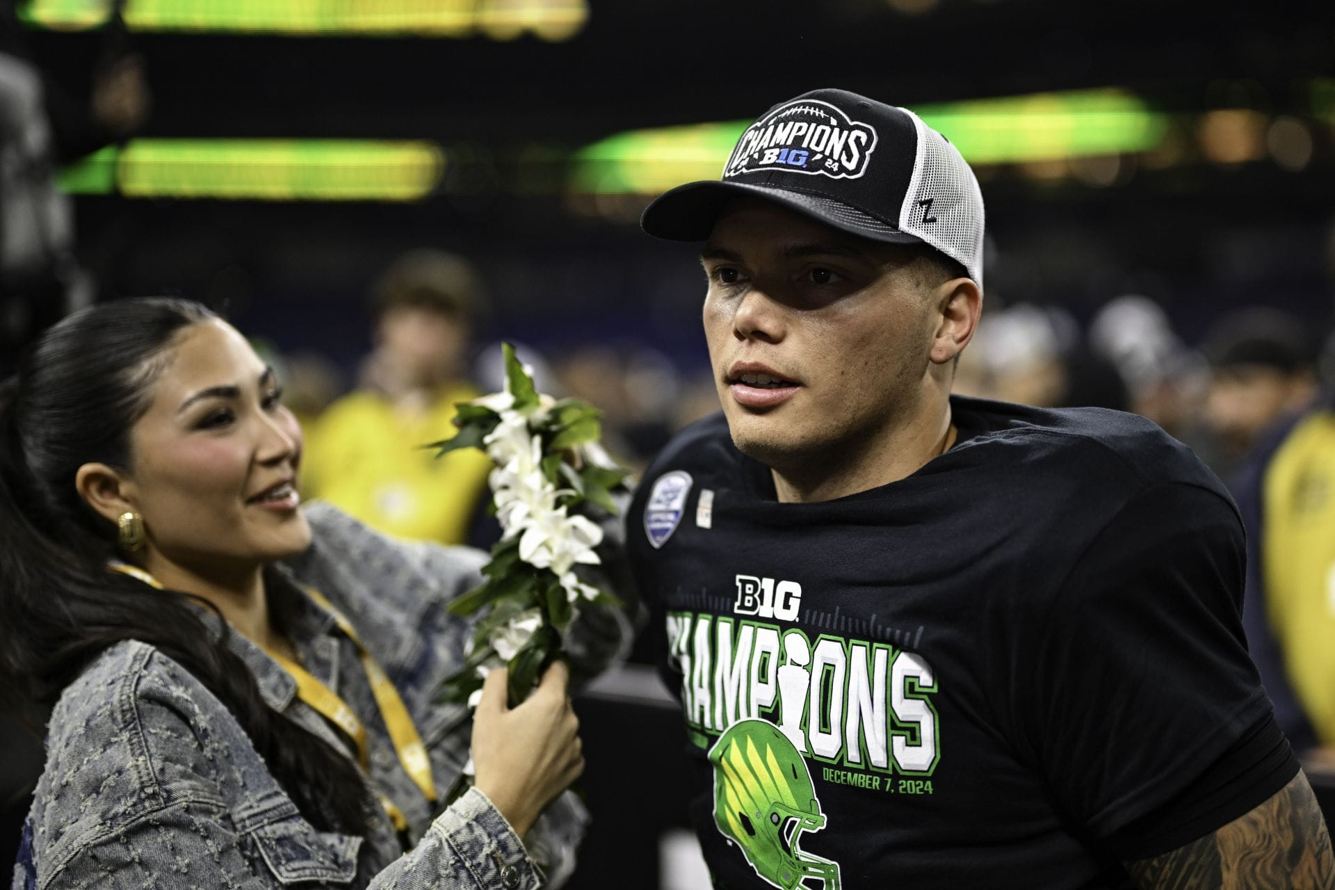 Dillon Gabriel’s fiancée Zo Caswell flirts with Browns star as sophomore QB shares “quick dump” of Cleveland life