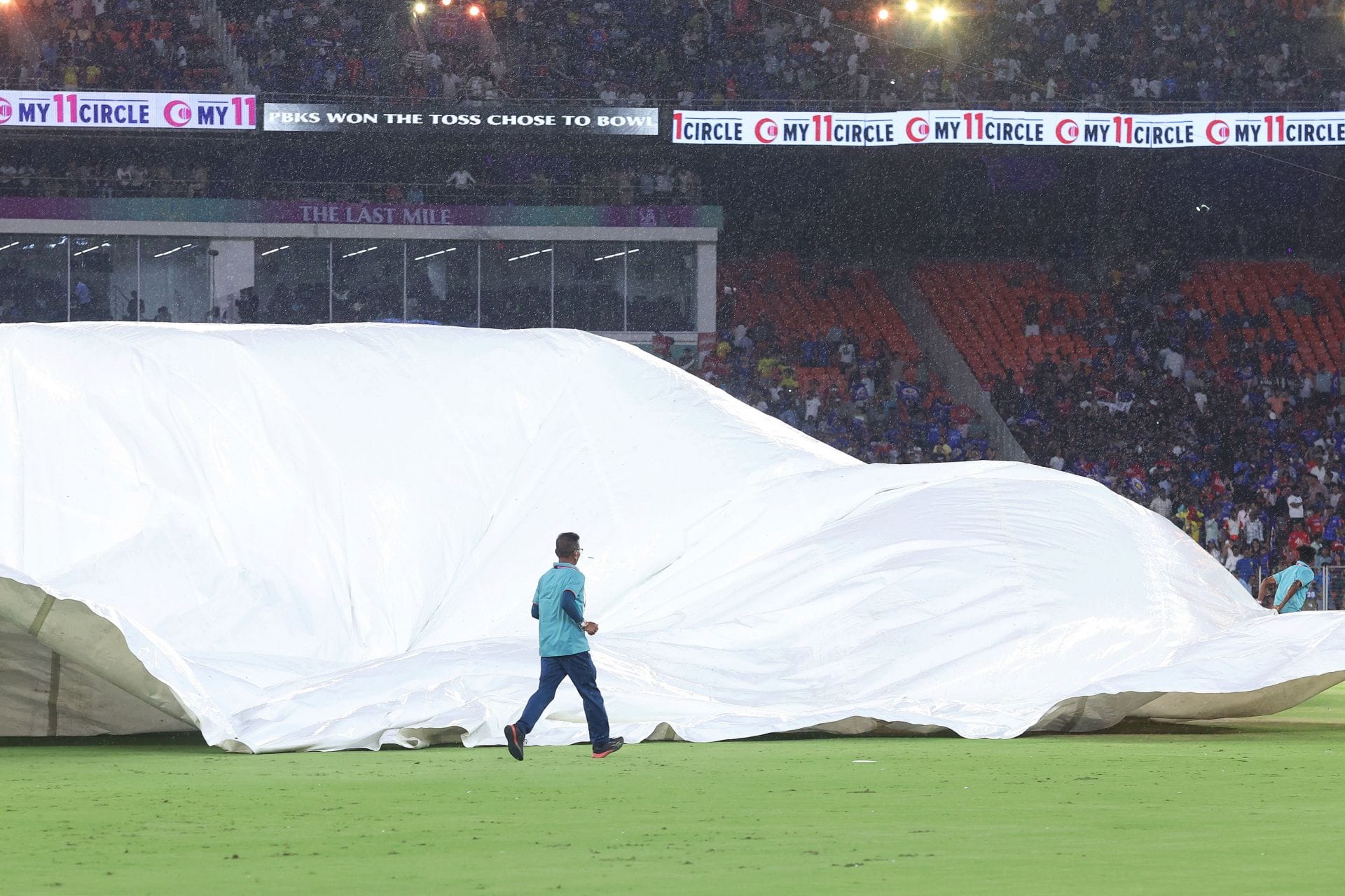 What will happen if the RCB vs GT IPL 2026 final in Ahmedabad is washed out?