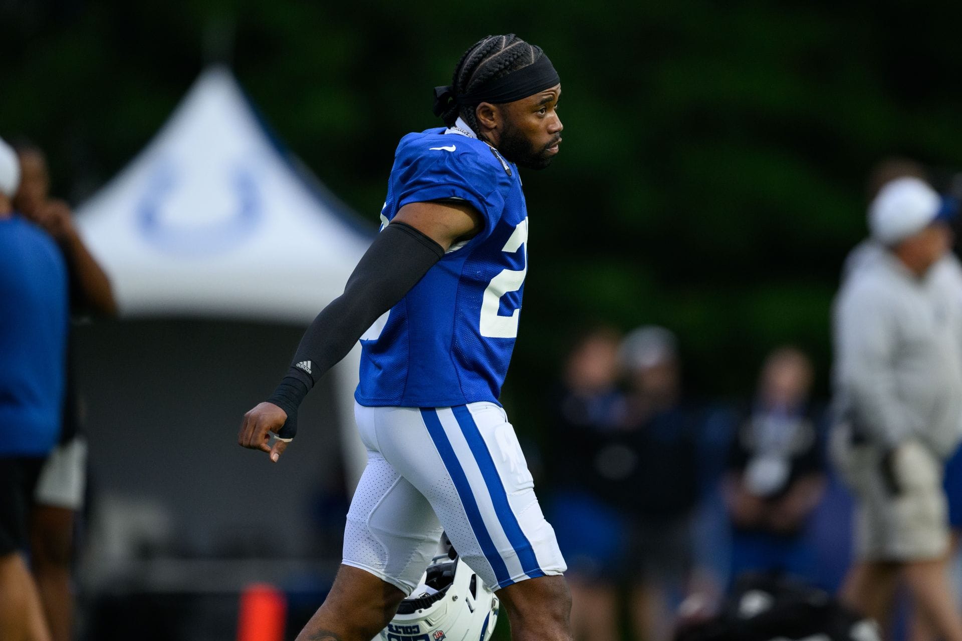 “Chiefs are about to get him” “100% going to be a Eagle”: NFL fans react as Colts release Pro Bowl CB Kenny Moore