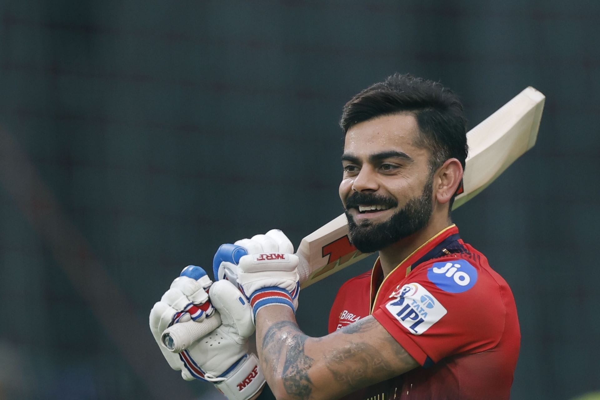 Anushka Sharma smiles and applauds as Virat Kohli smashes his fastest 50 in RCB vs GT IPL 2026 final [Watch]