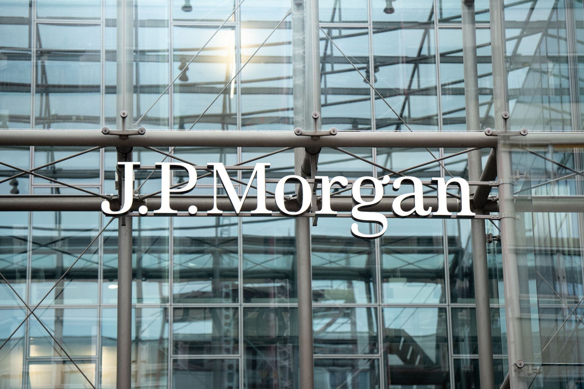 Did JPMorgan offer money to ex-banker before he filed lawsuit against Lorna Hajdini? Megyn Kelly says “that’s really not a big deal”