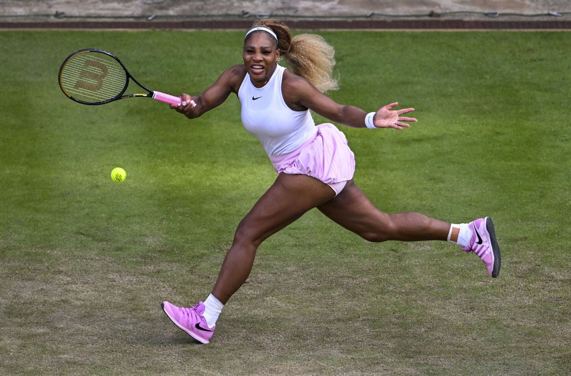Serena Williams, dos Estados Unidos, durante o torneio de tênis Berlin Ladies Open, em Berlim, Alemanha. (Foto de Getty Images)
