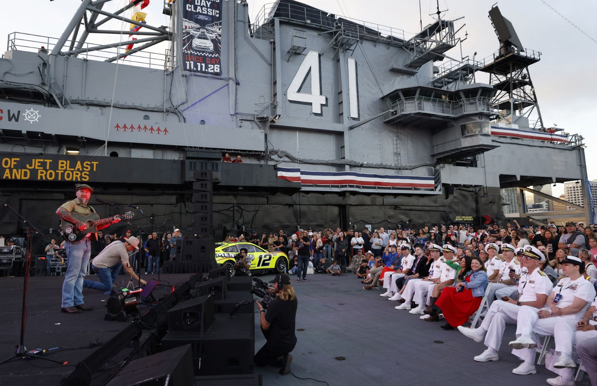 da Ford "Orgulho de homenagear famílias militares comemorativas" Evento no USS Midway - Fonte: Getty