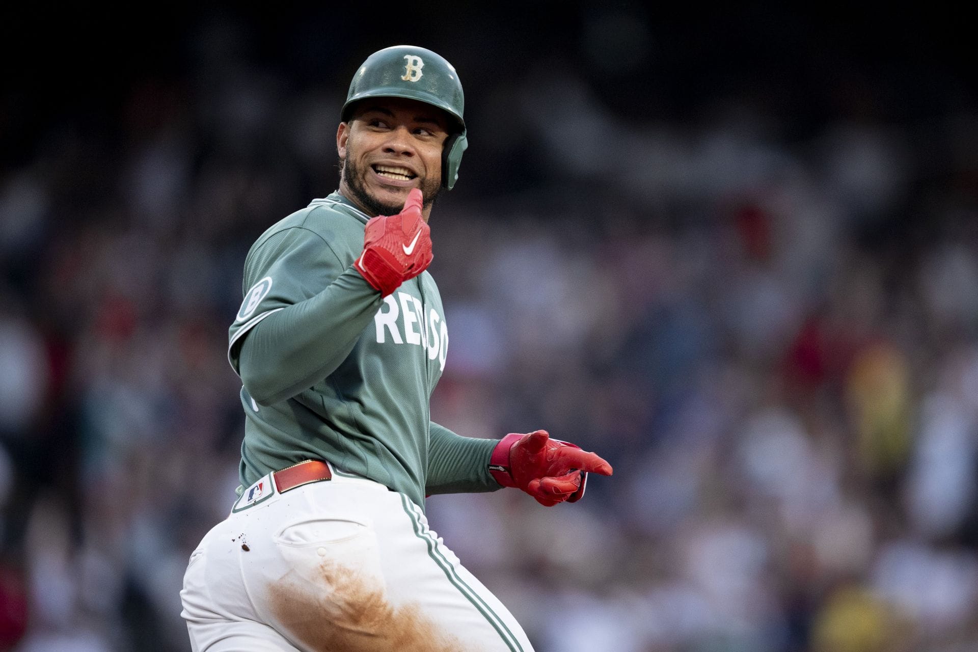 "An absolute clown" - Fans react after heated Wilson Contreras & Will Warren exchange leads to benches clearing in Red Sox vs Yankees