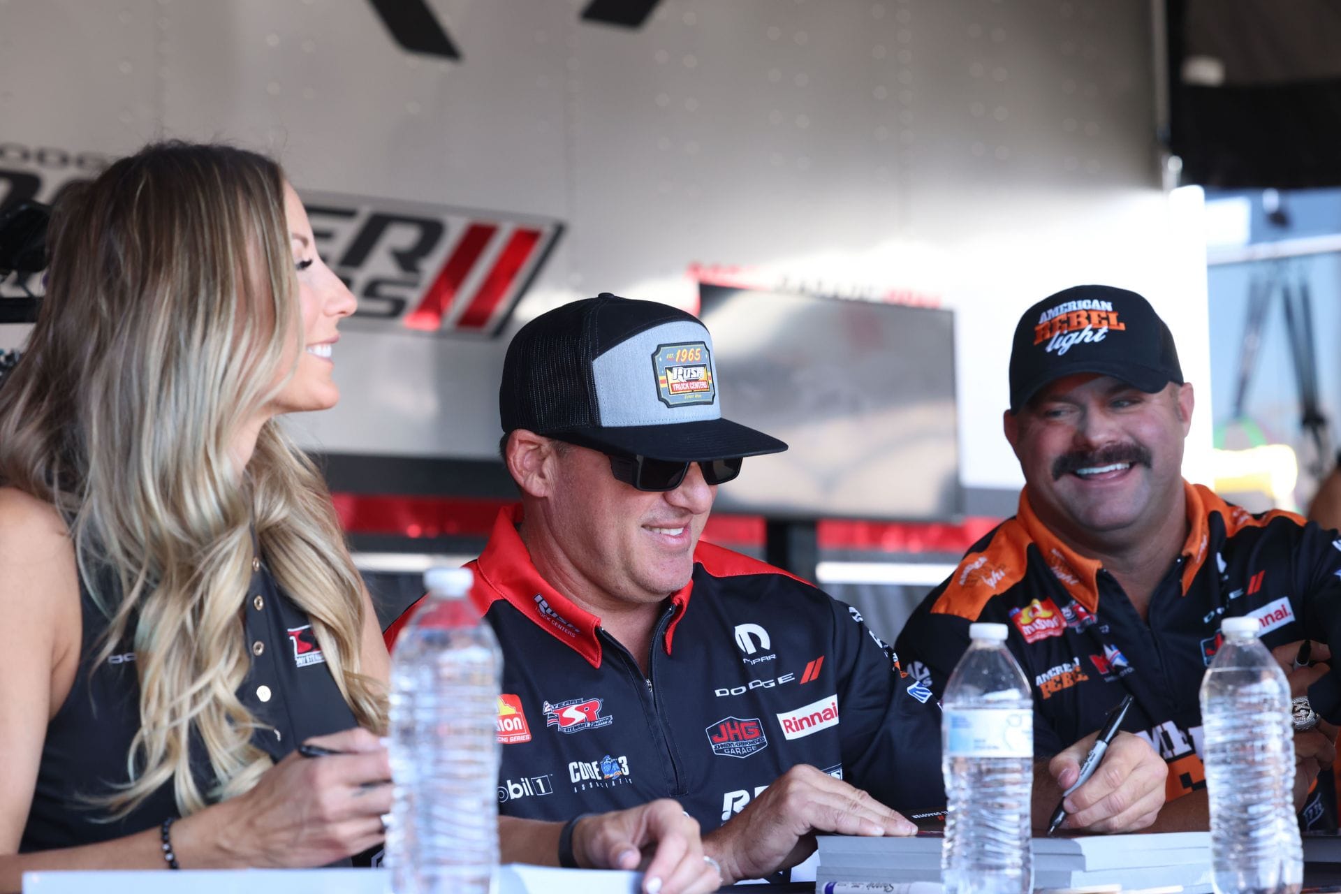 Leah Pruett, Tony Stewart e Matt Hagan no Dodge NHRA Nevada Nationals. Fonte: Getty