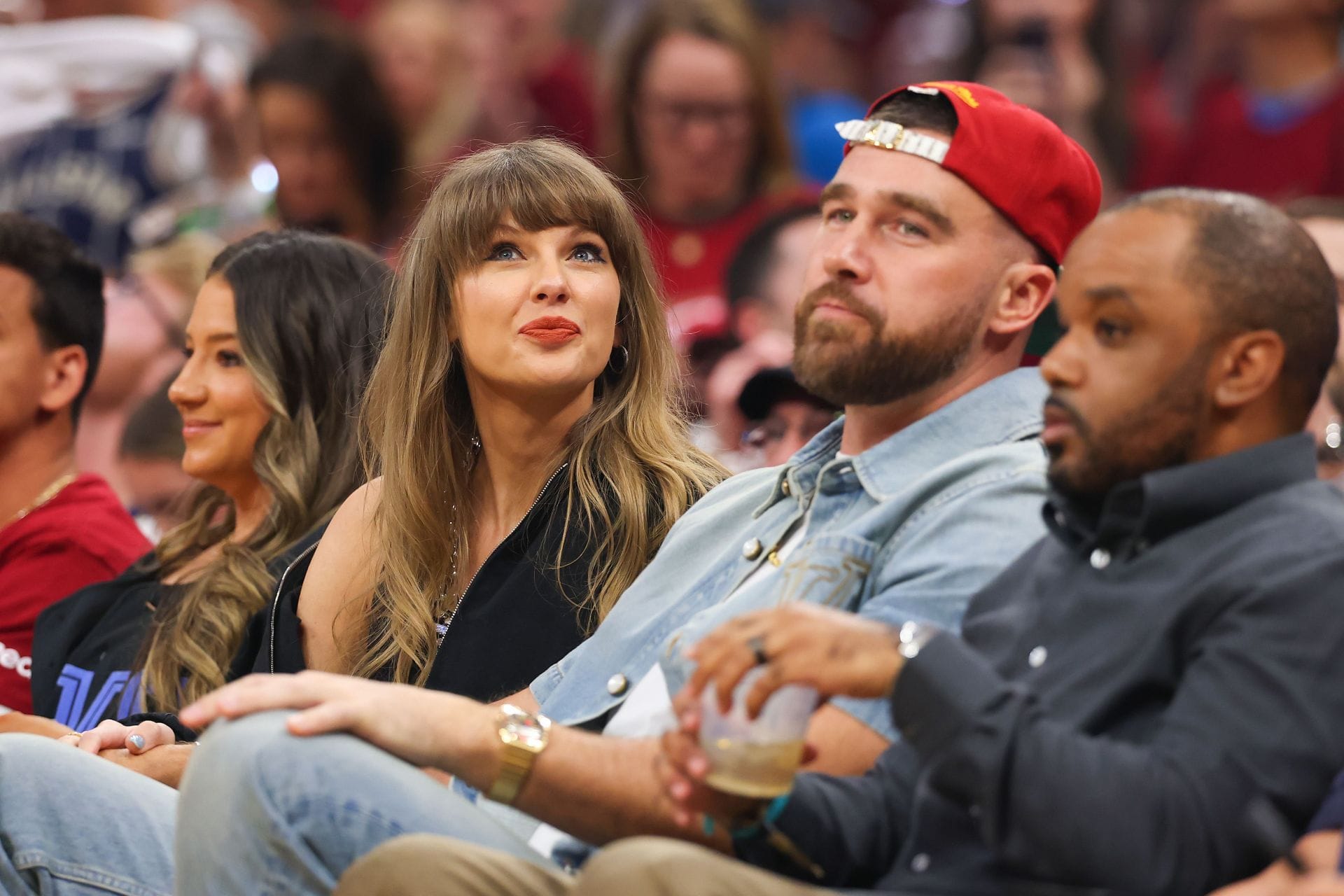 “Why she age playing” “This is not cute”: NFL fans rip Taylor Swift for feeding Travis Kelce while making airplane noises