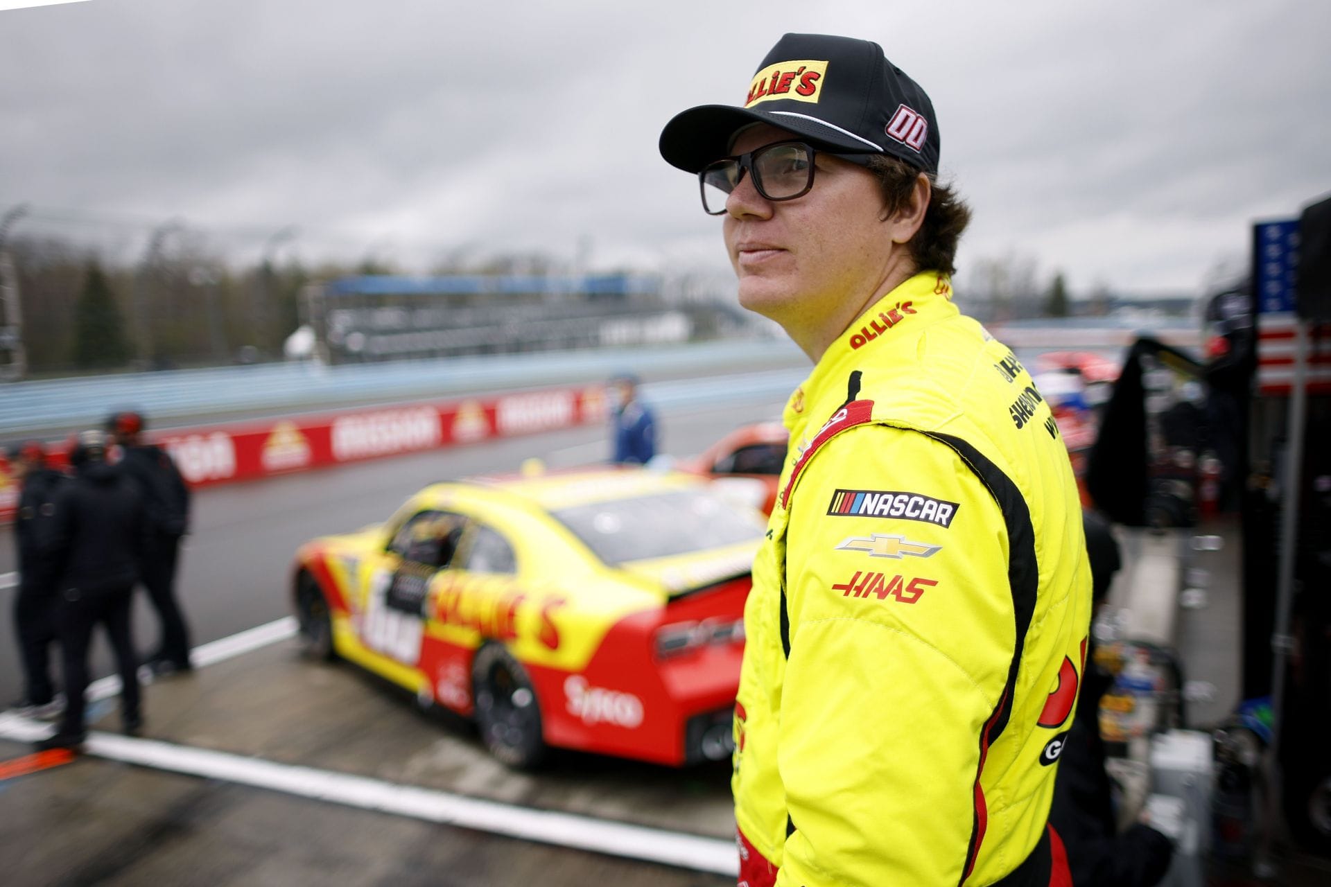 Sheldon Creed reacts to a bizarre fan encounter as he jumps fence during red flag at San Diego O’Reilly race: “I felt like Matt Kenseth”