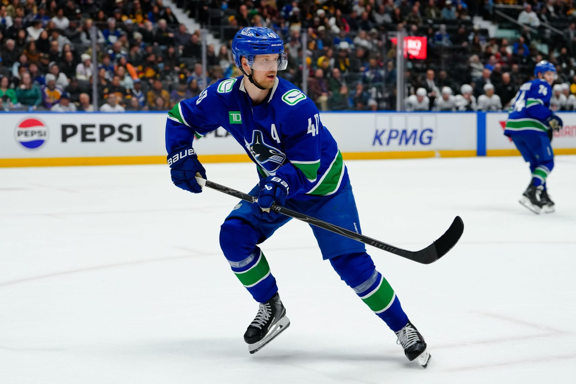 Elias Pettersson patina durante um jogo - Fonte: Getty