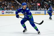 Elias Pettersson patina durante um jogo - Fonte: Getty