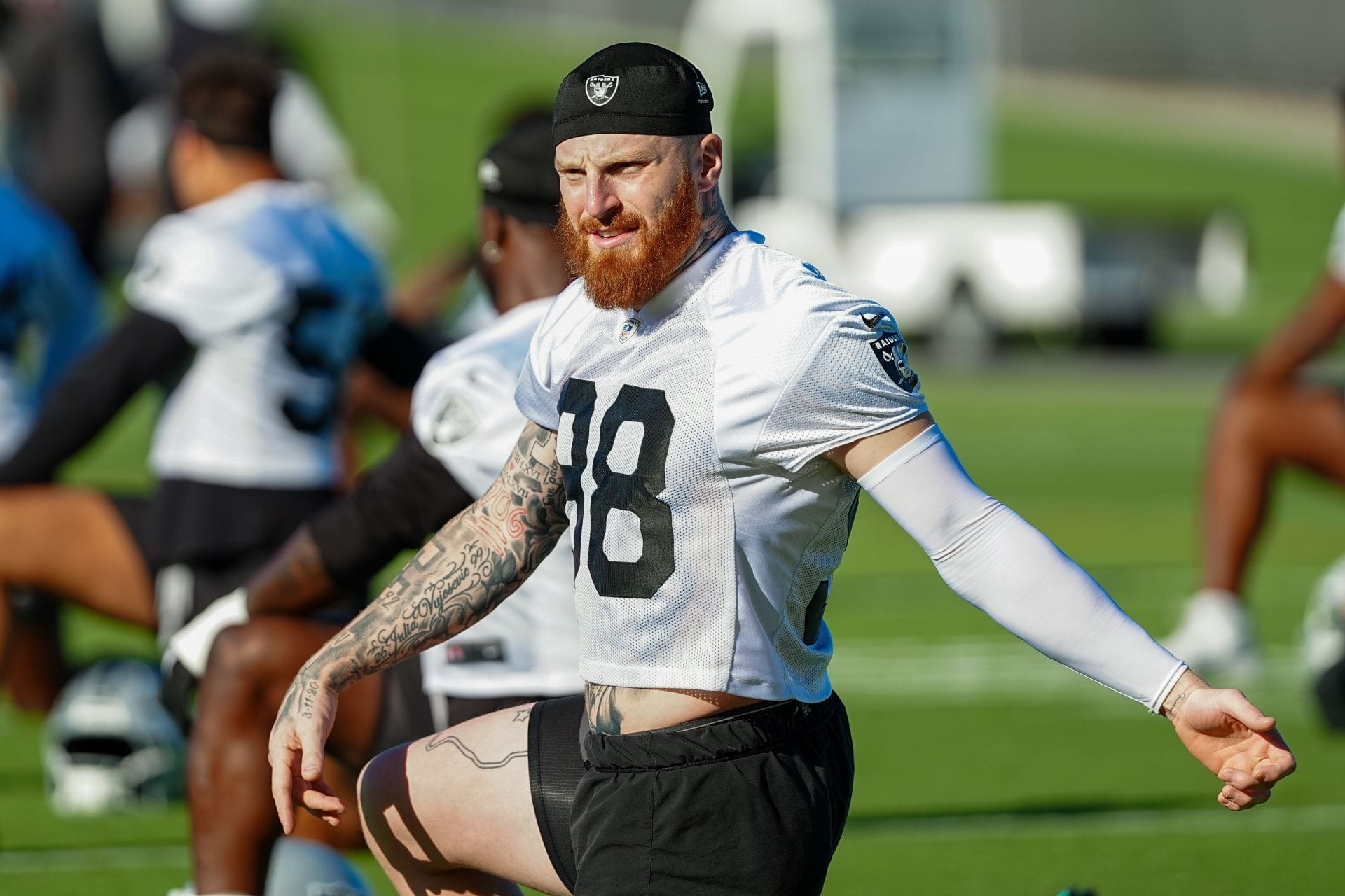 “White boy trying to look ghetto” “Gross”: NFL fans react as ‘clown’ Maxx Crosby attends UFC 250 at White House