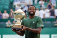 Frances Tiafoe, dos Estados Unidos, segura o troféu do campeonato Terra Wortmann Open em Halle, Renânia do Norte-Vestfália, Alemanha. (Foto via Getty Images)