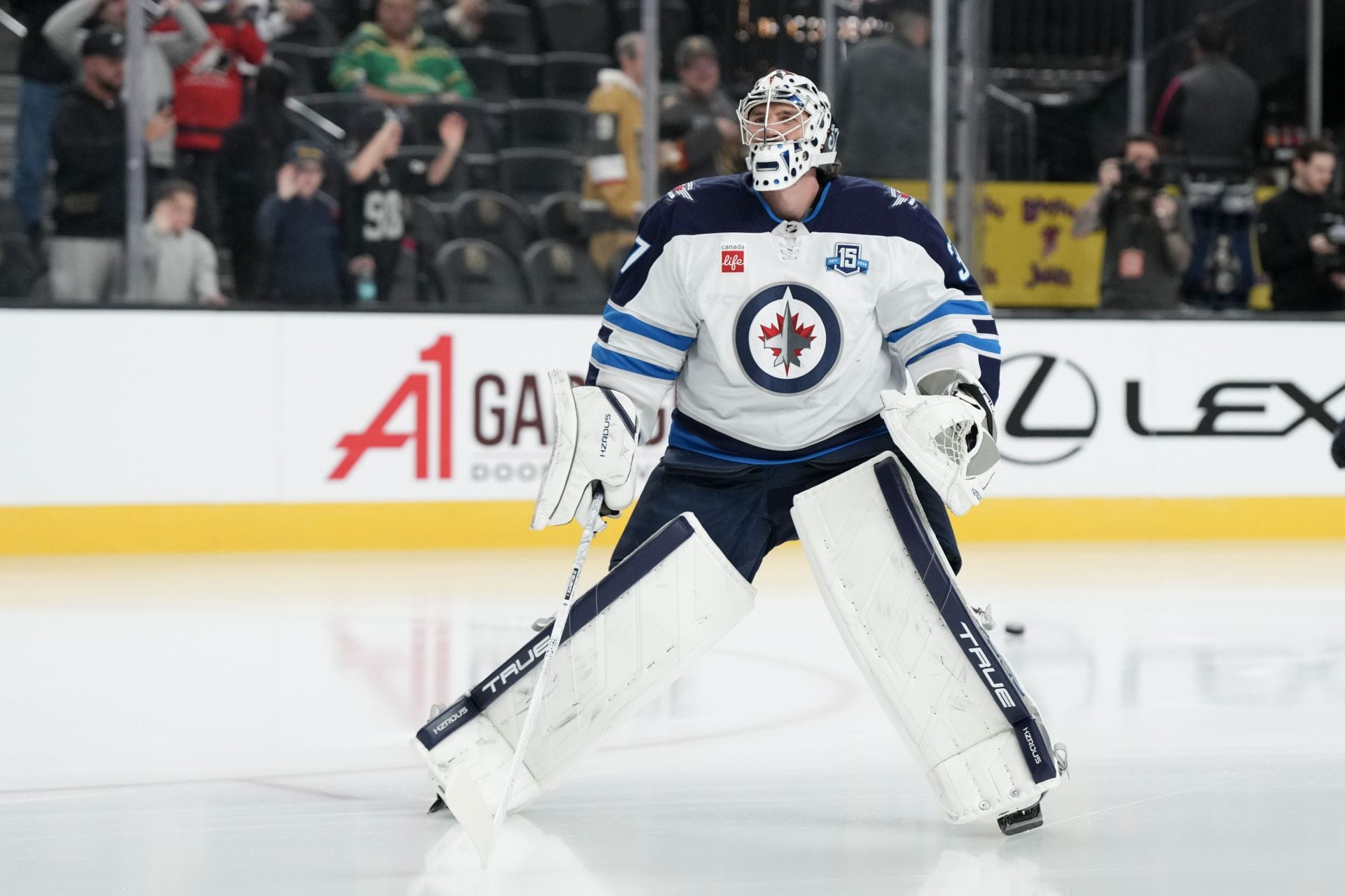 Hellebuyck clicou enquanto jogava contra o Vegas Golden Knights [Image via Getty]
