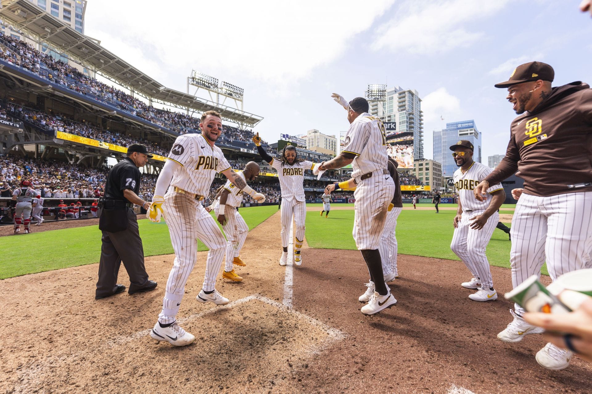 Fernando Tatis Jr. comemora após fazer um home run contra o Cincinnati Reds - Fonte: Getty