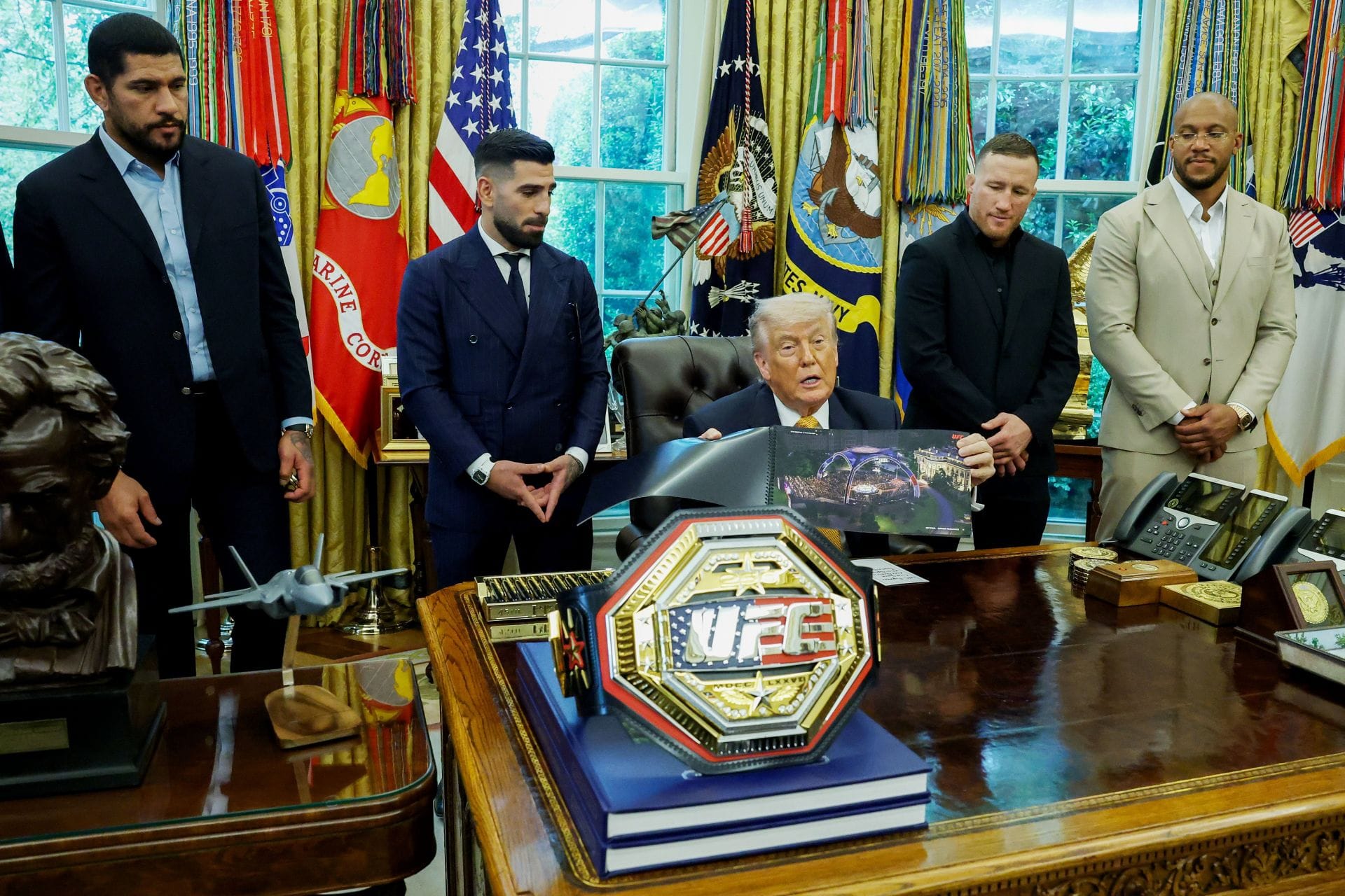 Presidente Trump encontra lutadores do UFC no Salão Oval - Fonte: Getty