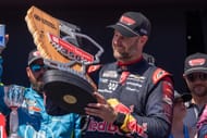 Shane van Gisbergen com o troféu após vencer a corrida NASCAR Toyota / Save Mart 350 no Sonoma Raceway. Fonte: Imagem