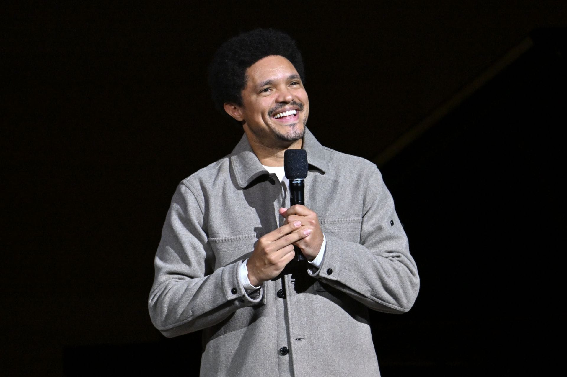 Trevor Noah se apresenta no palco durante o Comic Relief Live 2025: A Benefit to Build Brighter Futures for Kids no Carnegie Hall em 10 de dezembro de 2025 na cidade de Nova York. (Fonte: Getty)