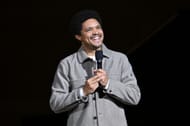 Trevor Noah se apresenta no palco durante o Comic Relief Live 2025: A Benefit to Build Brighter Futures for Kids no Carnegie Hall em 10 de dezembro de 2025 na cidade de Nova York. (Fonte: Getty)