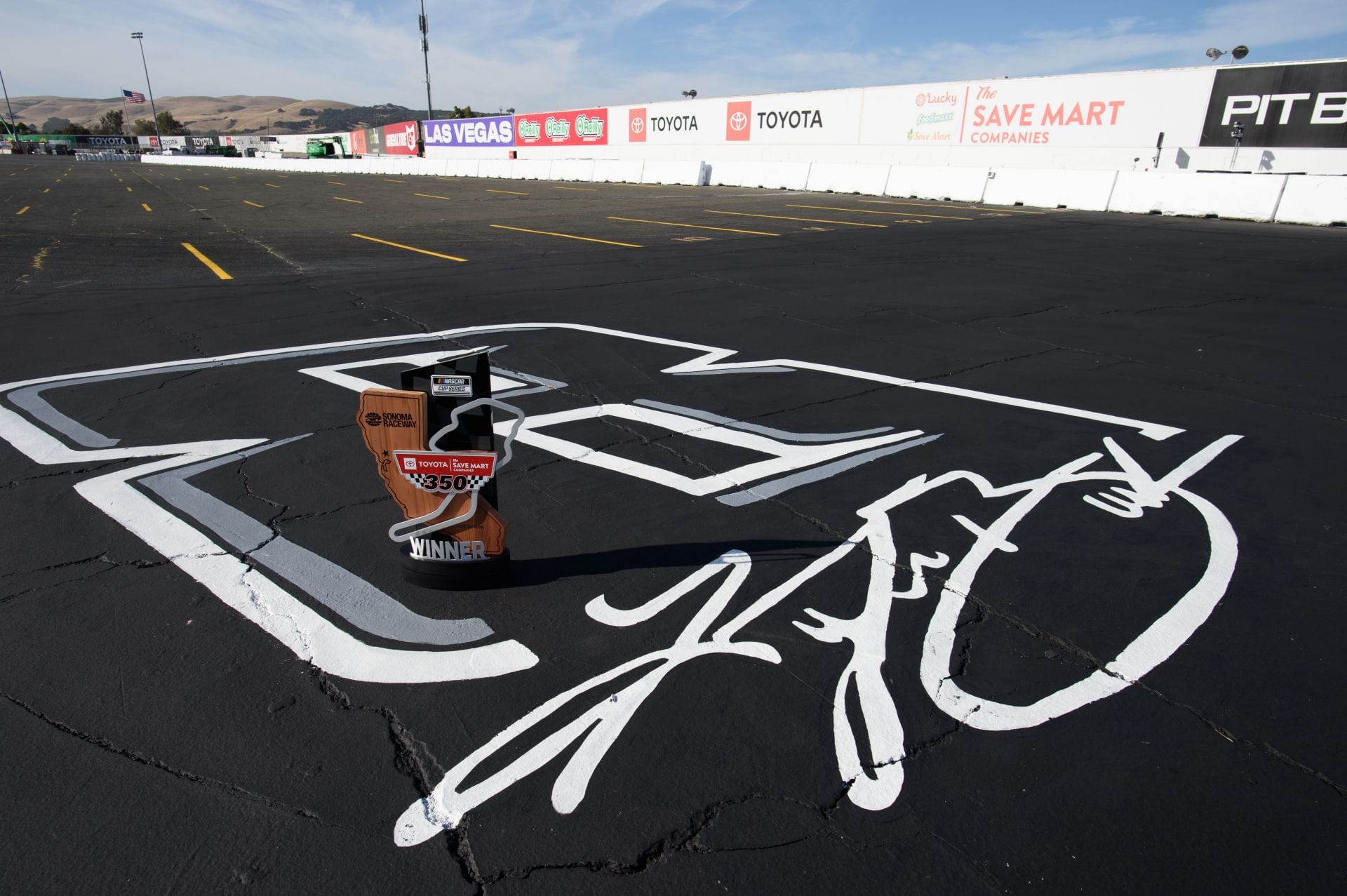 Troféu do vencedor NASCAR Toyota/Save Mart 350 com o logotipo de Kyle Busch. Fonte: Getty