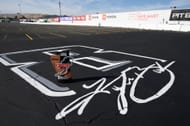 Troféu do vencedor NASCAR Toyota/Save Mart 350 com o logotipo de Kyle Busch. Fonte: Getty