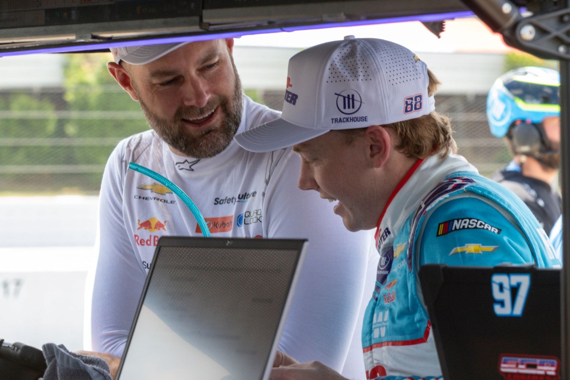 `Os companheiros de equipe da Trackhouse Racing, Connor Zilisch e Shane van Gisbergen, no Pocono Raceway. Fonte: Getty