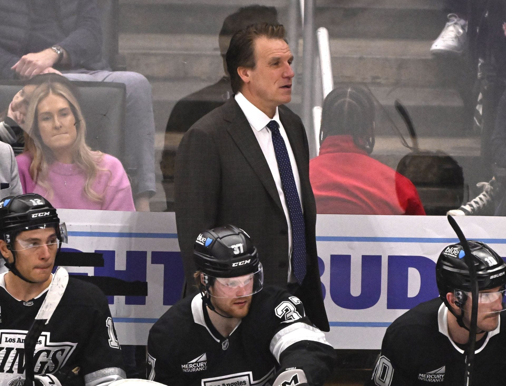 O novo técnico do Maple Leafs, Jim Hiller, atrás do banco. - Fonte: Getty