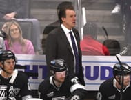 O novo técnico do Maple Leafs, Jim Hiller, atrás do banco. - Fonte: Getty
