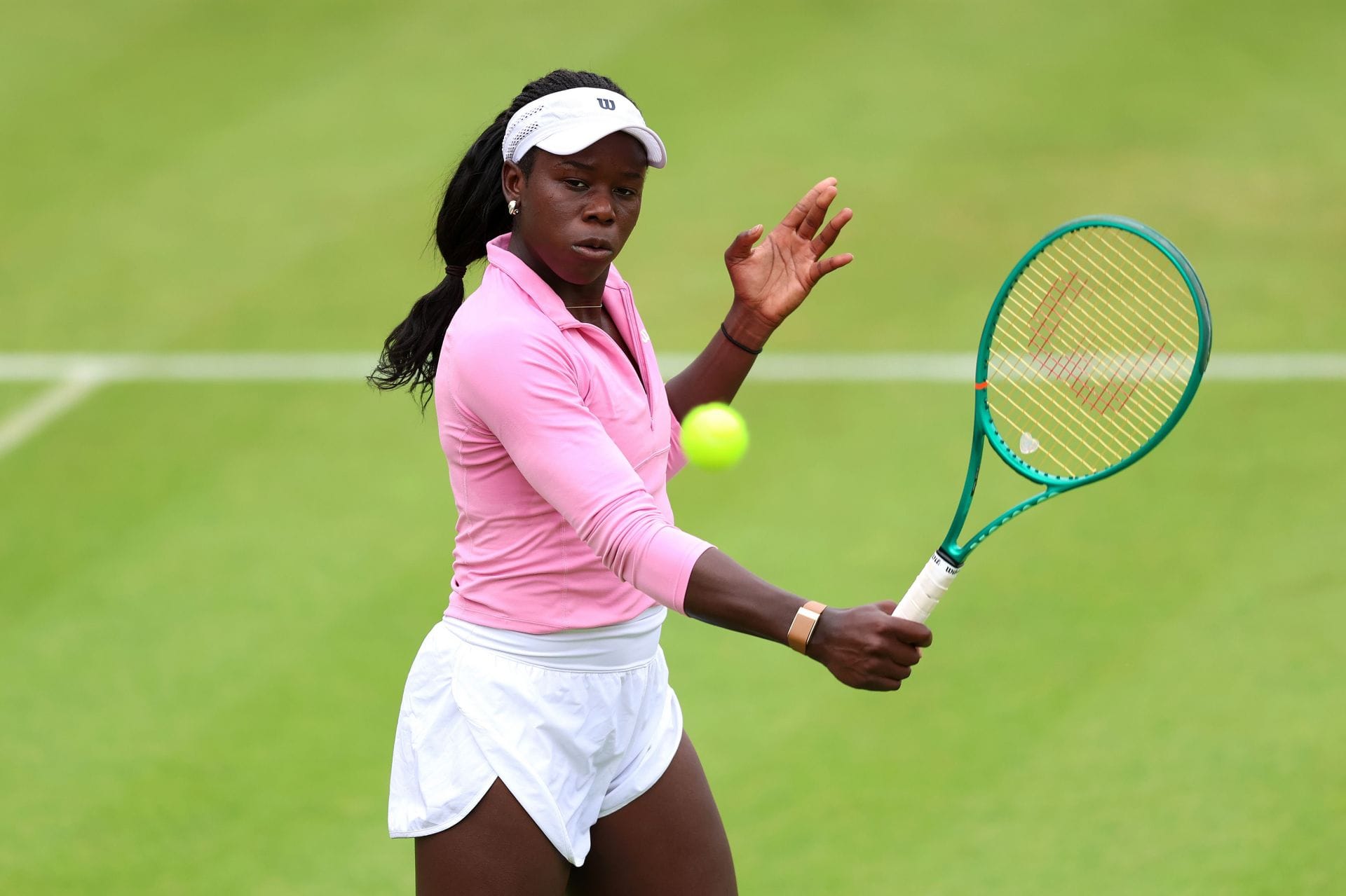 Victoria Mboko durante uma sessão de treinos antes do Queen's Club Championships de 2026 (Fonte: Getty)