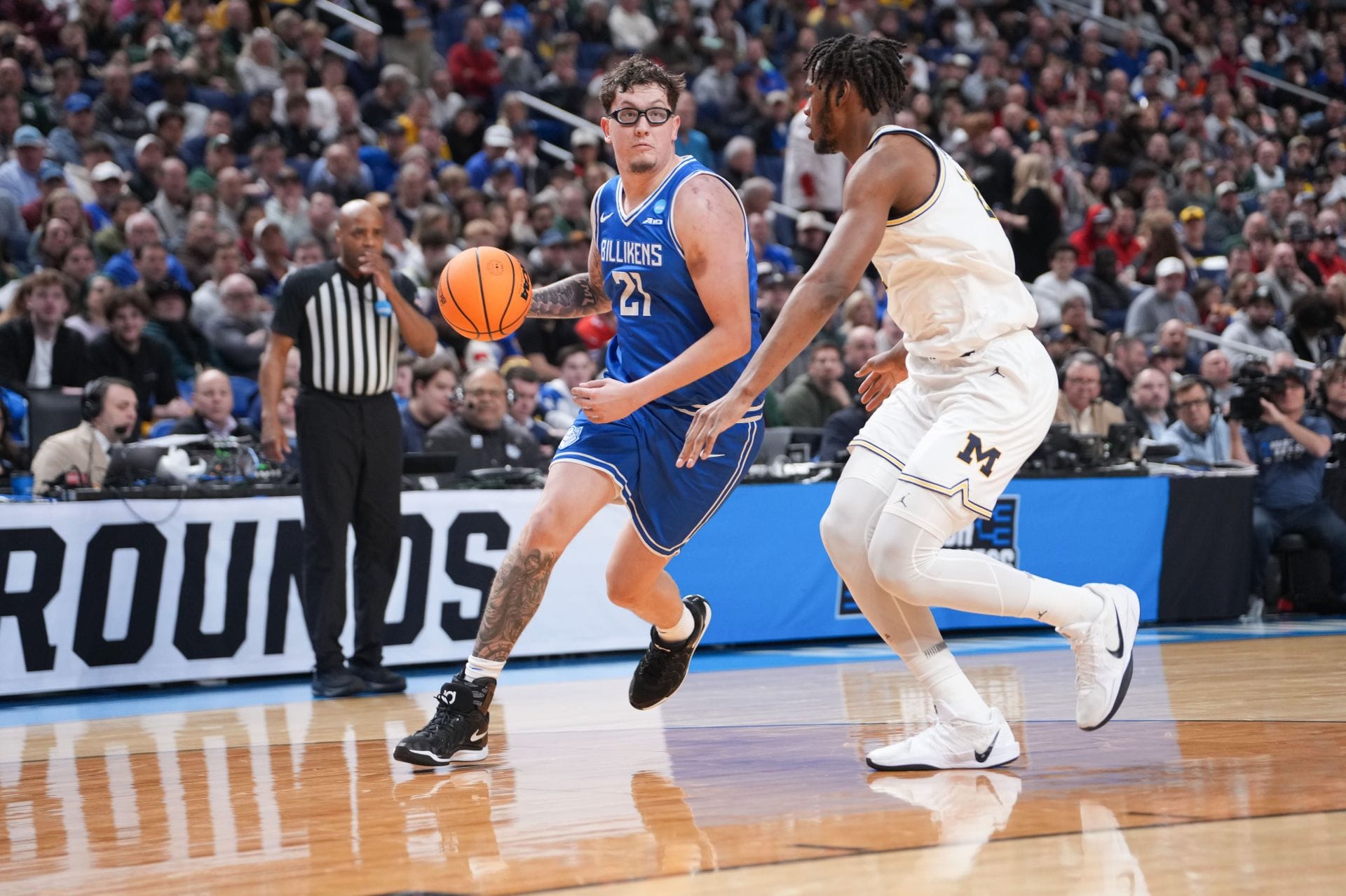 "Cream Abdul-Jabbar in Summer League is gonna go crazy", "Larry nerd" - NBA Fans Lose It As Robbie Avila Lands Lakers' Exhibit-10 Contact