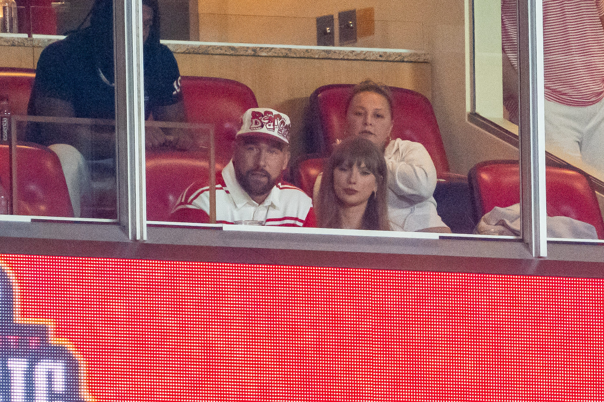 "Making it look like CIA briefing": NFL fans react to Taylor Swift and Travis Kelce reportedly sending NDAs to wedding guests