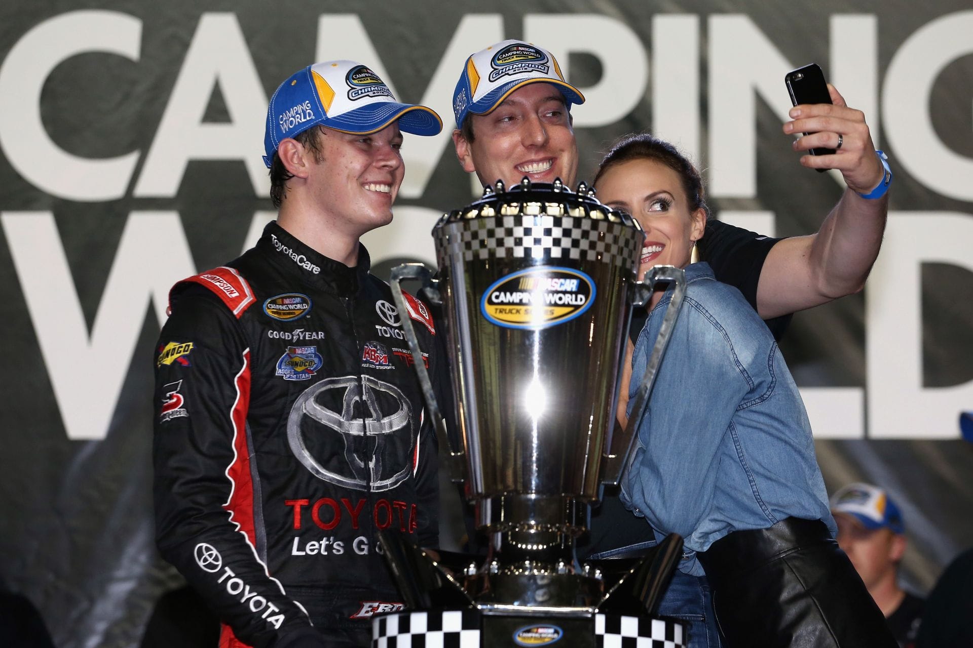 Erik Jones com Kyle Busch e sua esposa Samantha Busch comemoram a vitória do campeonato NASCAR Truck Series no Homestead-Miami Speedway em 20 de novembro de 2015. - Fonte: Getty