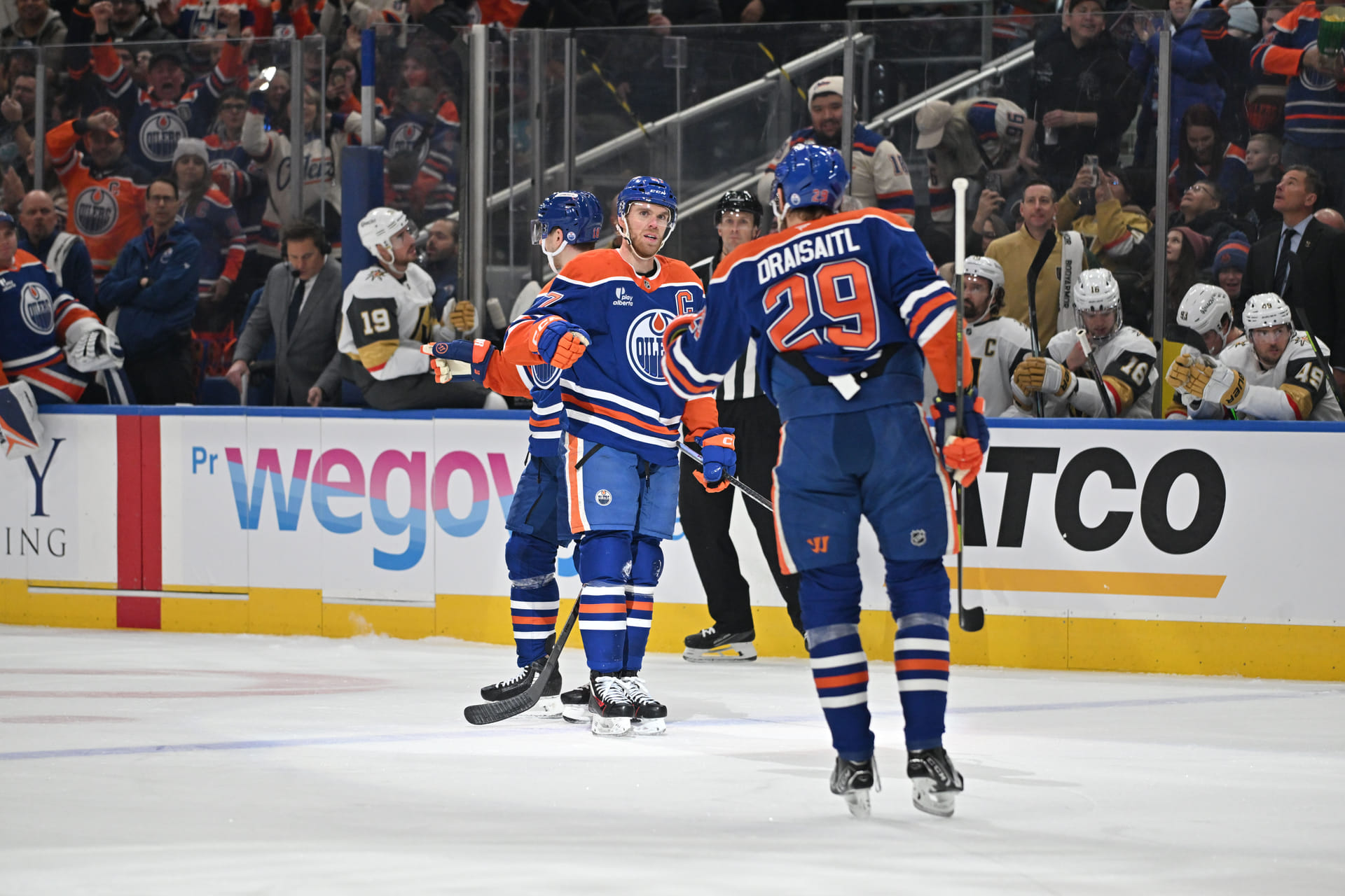 O escritório da Edmonton Oilers supostamente consultou Connor McDavid e Leon Draisaitl antes de contratar Mike Babcock para seu cargo vago no HC - Fonte: Imagn