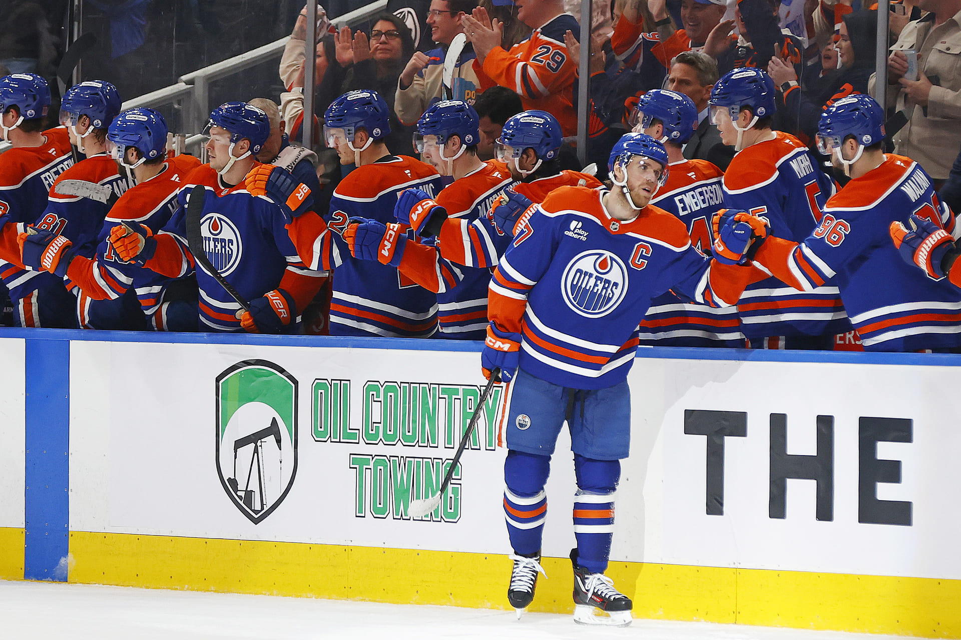 "Connor McDavid needs to leave the Oilers" - Fans react to the 29-YO tying Wayne Gretzky by winning fifth Ted Lindsay Award