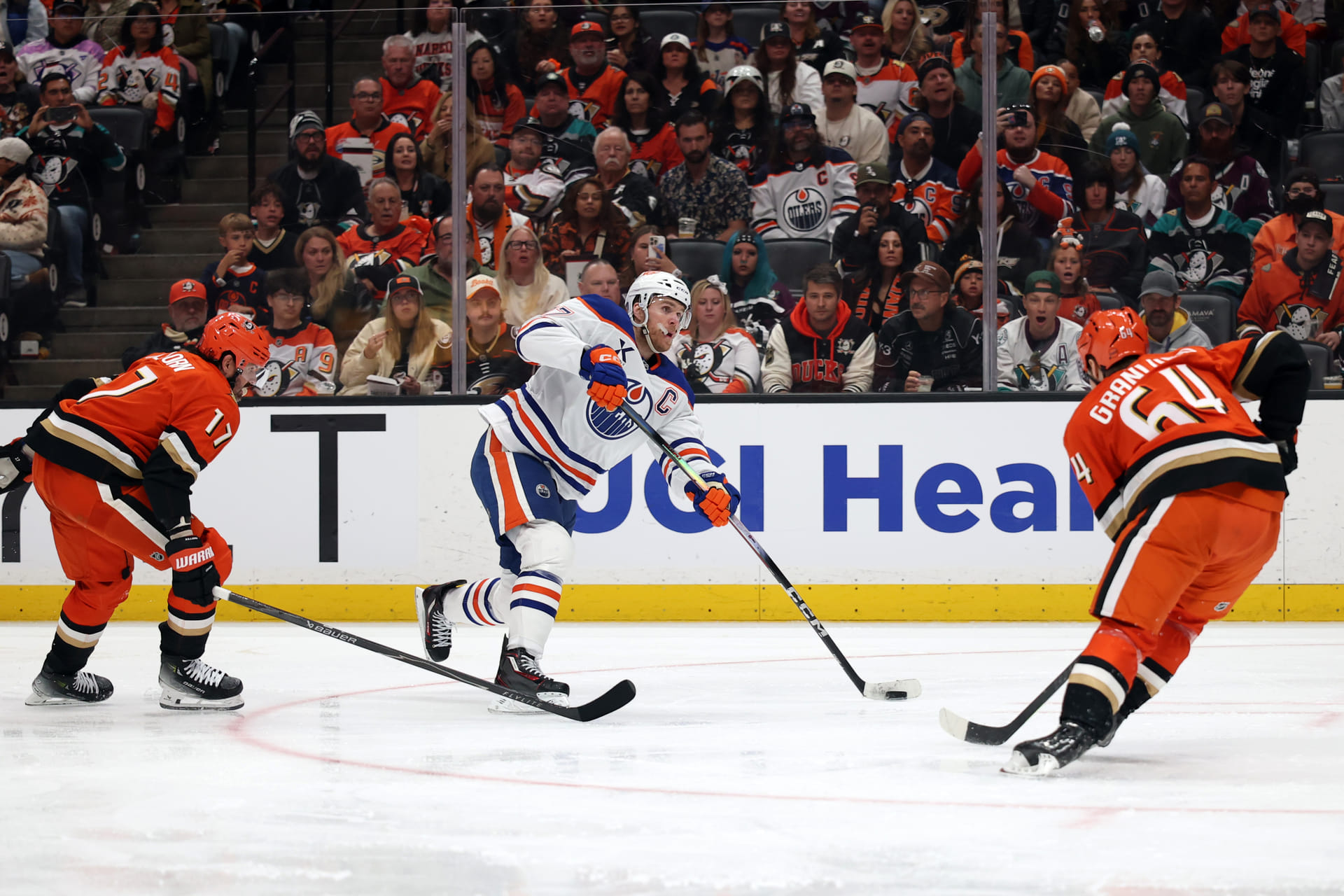 McDavid em ação durante um jogo dos playoffs - Fonte: Imagn