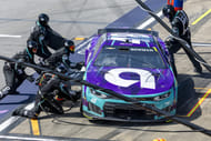 Alex Bowman (48) faz um pit stop durante a corrida 2026 da NASCAR Cup Series em Talladega Superspeedway. - Fonte: Imagem