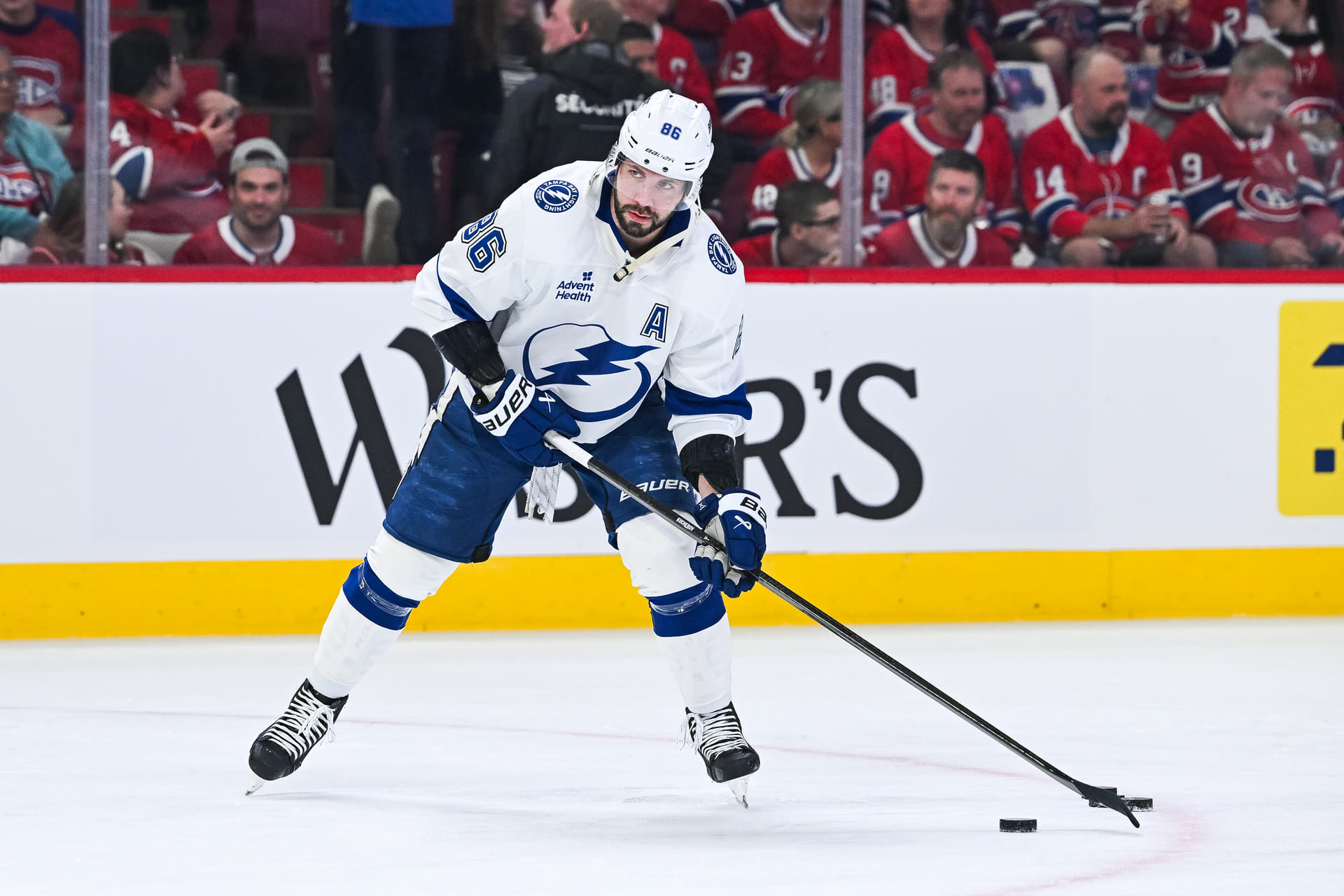 Kucherov patina com disco durante um jogo - Fonte: Imagn