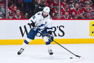 Kucherov patina com disco durante um jogo - Fonte: Imagn