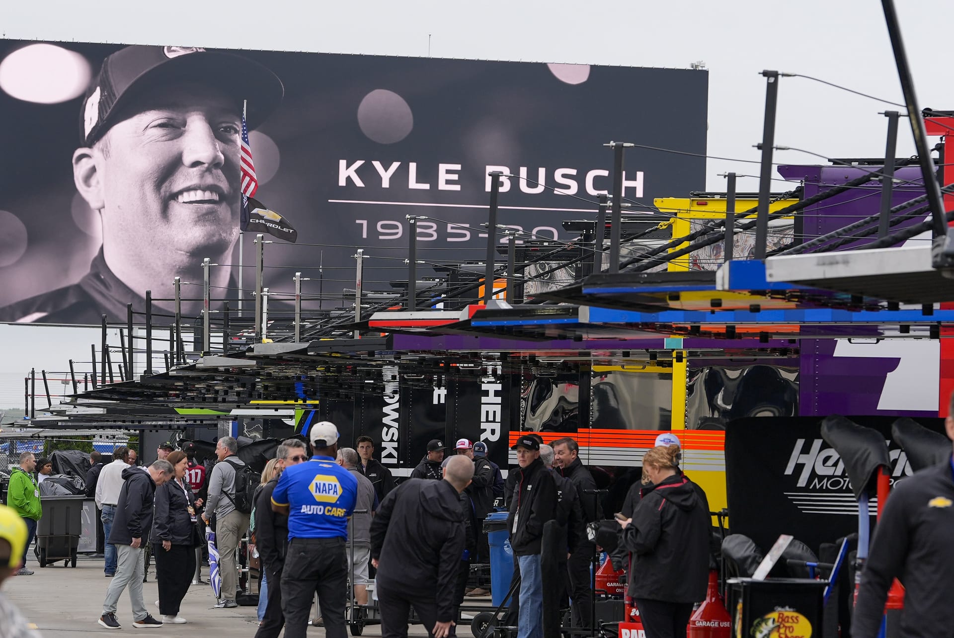 Kyle Busch na placa de vídeo principal da Charlotte Motor Speedways em 23 de maio de 2026. - Fonte: Imagn