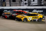 O piloto da NASCAR Cup Series Chase Briscoe (19) e Christopher Bell (20) durante o Cracker Barrel 400 no Nashville Superspeedway em 31 de maio de 2026. - Fonte: Imagn