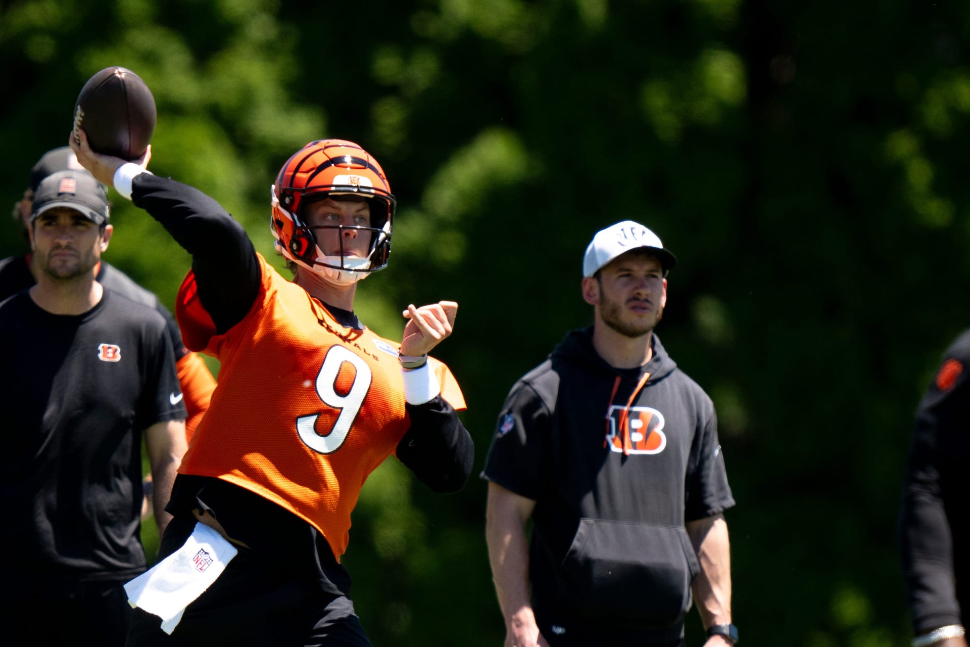 “Lost season. 9 is washed”: NFL fans rip Joe Burrow for getting picked while targeting Tee Higgins at Bengals minincamp