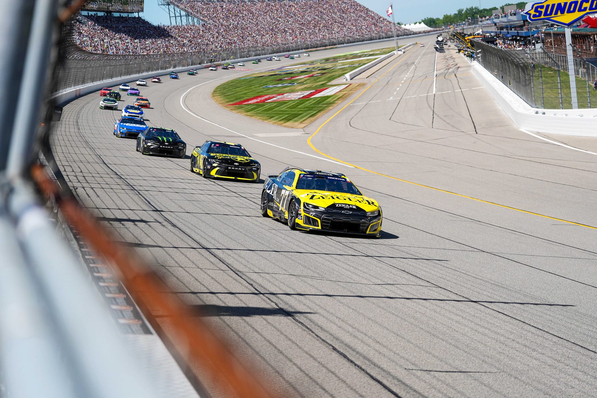   Carson Hocevar (77), Tyler Reddick (45) e Ty Gibbs (54) lideram o FireKeepers Casino 400 no Michigan International Speedway. - Fonte: Imagem